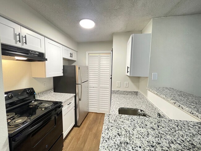 Building Photo - 1 Bed / 1 Bath Condo in Gated Comm. In Altamonte Springs, Available Now!!