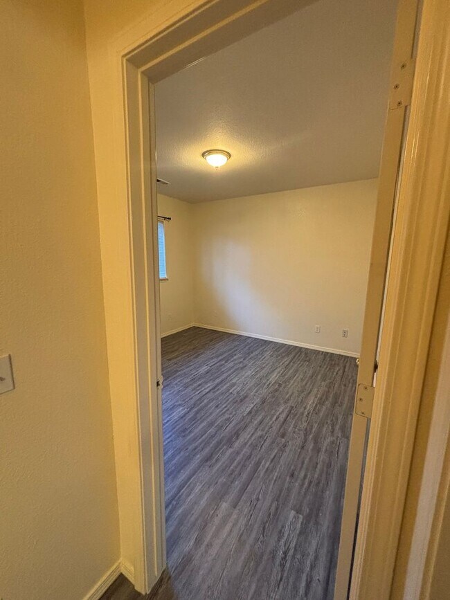 Building Photo - 726-728 E Spokane Ave