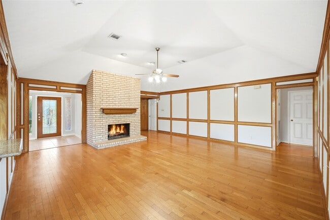 Building Photo - 15911 Moonrock Dr