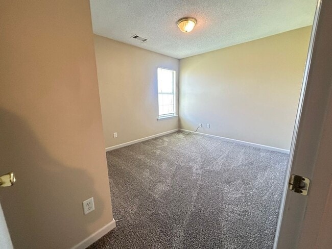 Building Photo - Cozy home in The Commons neighborhood offering split bedroom floor plan! Back yard is fully fence...