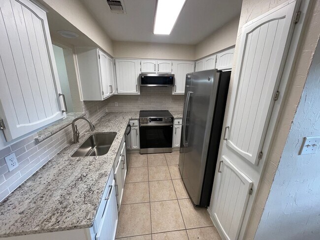 Building Photo - Fully remodeled 3 bedroom duplex for rent in Euless!