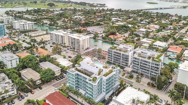 Building Photo - 9901 W Bay Harbor Dr