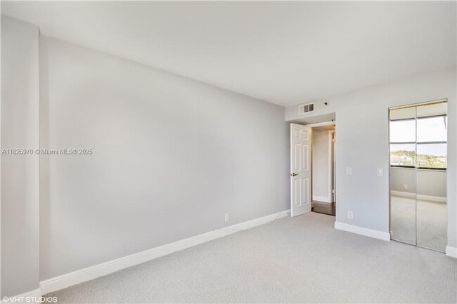 Building Photo - 105 Lake Emerald Dr