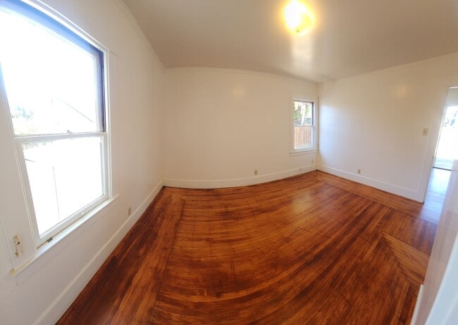 Building Photo - Cute standalone Bungalow in SLO! Off of Gr...