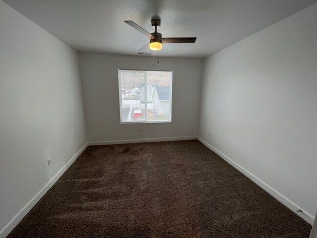 Building Photo - Beautifully Spacious Townhome in Payson, UT  Open house this Saturday 5/9/2026  12-1 pm-  $150 Am...