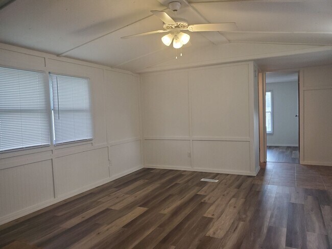 Building Photo - 2 Bedroom, 2 Bath house