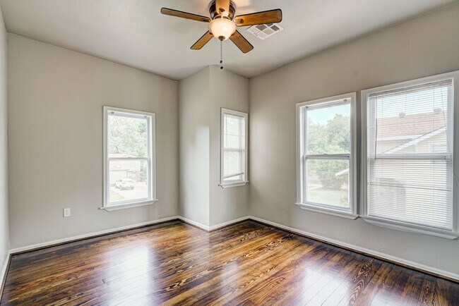 Building Photo - Stylish & Convenient Living Near OU !
