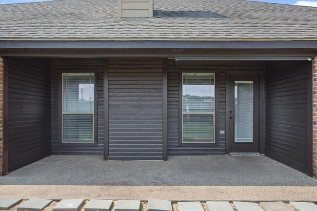 Building Photo - 302 April Ln
