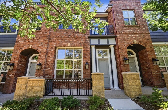 Building Photo - $2,795.95 with $300 Off the first month's rent, 2 Beds - 2.5 Bath, Townhome in Lone Tree with Bal...