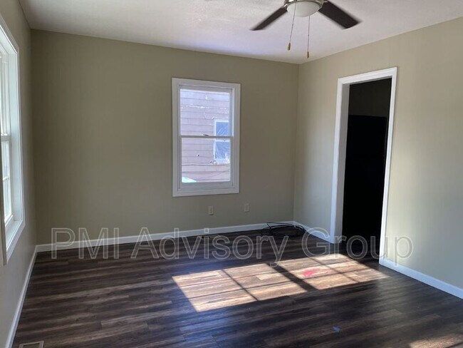 Building Photo - 940 SE Pinecrest Dr