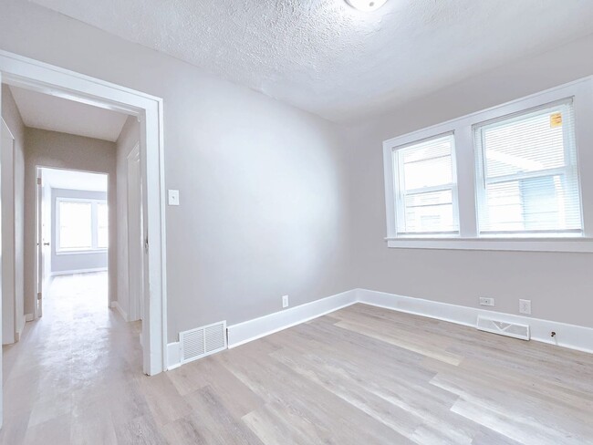 Building Photo - 1517 Elwood Ave