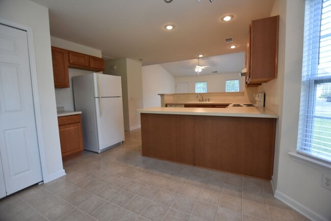 Building Photo - Fantastic 2 bedroom 2 bath end unit townhome