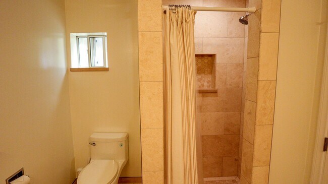 Building Photo - Beautifully Remodeled 3 Bed, 2 Bath Home i...