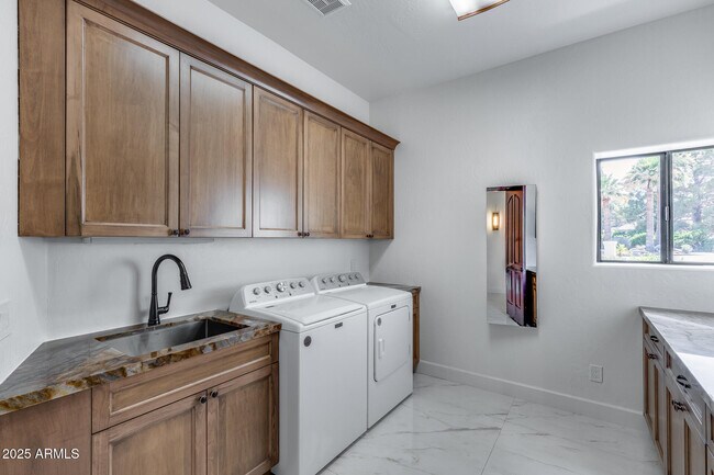 Building Photo - 8303 N 61st Pl