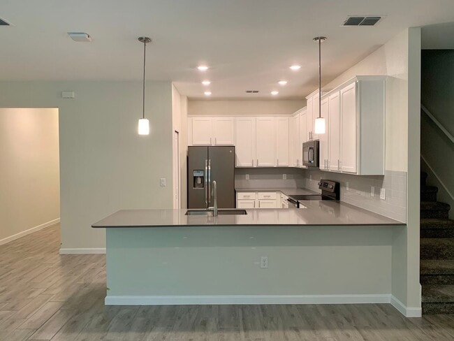 Building Photo - Beautiful Town house for Rent