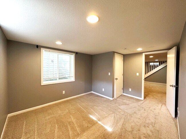 Building Photo - ESTABLISHED NEIGHBORHOOD!!  4 Bedroom, 2 Bath Home in Ankeny