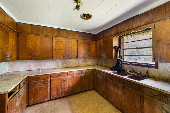 Building Photo - 1021 Lutz Loop