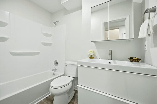 Building Photo - 1390 Tennis Ct Pl