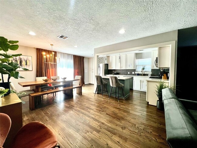 Building Photo - 5719 Viking Dr