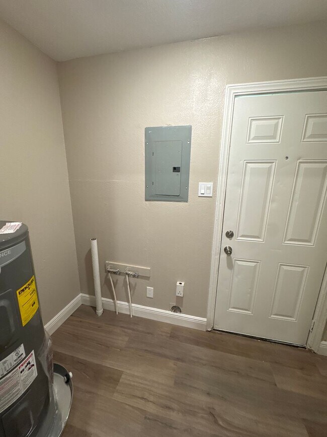 Building Photo - NORTH 40TH DUPLEX