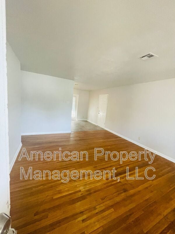 Building Photo - 1110 N Hickory Ave