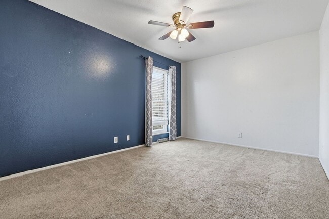 Building Photo - 2 Bed / 2 Bath Townhome in Denver