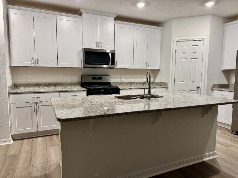 Building Photo - 2955 Sunstar Dr