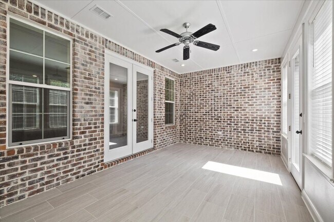 Building Photo - 4 Bedroom in Niceville!
