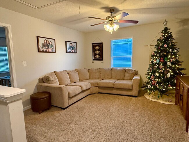 Building Photo - Beautiful 4 bedroom 2.5 bath home located in the Cliffs subdivision!