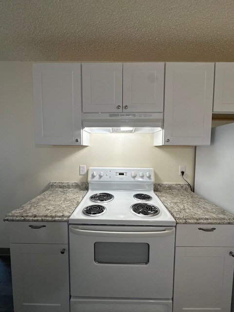 Building Photo - 2-Bedroom Apartment, 1.5 Bath, Downstairs,...