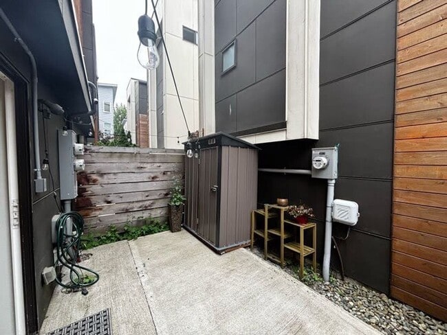 Building Photo - Modern Townhome For Lease Near Columbia City | 2 Bed | 2.5 Bath | A/C | Covered Parking