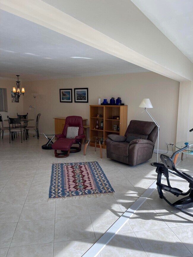 Building Photo - 300 E Royal Palm Rd