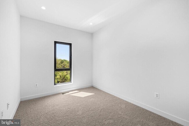 Building Photo - 2532 Elvans Rd SE