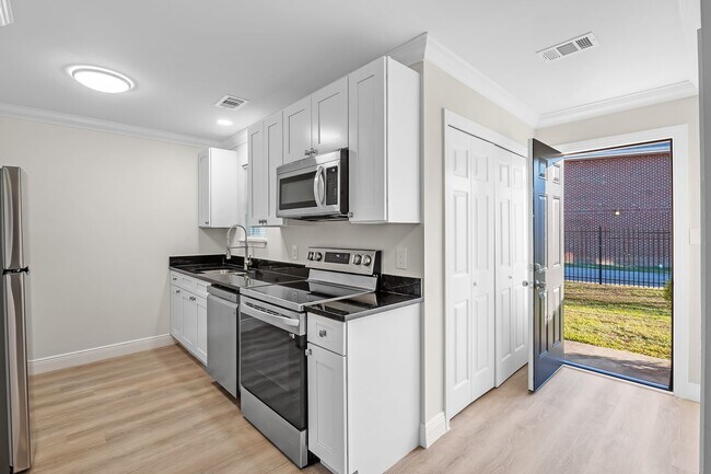 Building Photo - Luxury Vinyl Plank Flooring********* Rent $1200/month********* Renovated 1 Bedroom 1 Bath