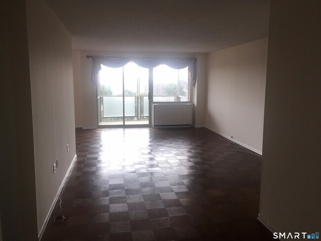 Building Photo - 1 Strawberry Hill Ct