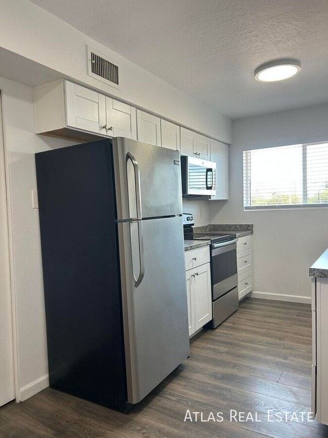 Building Photo - 1045 E University Dr