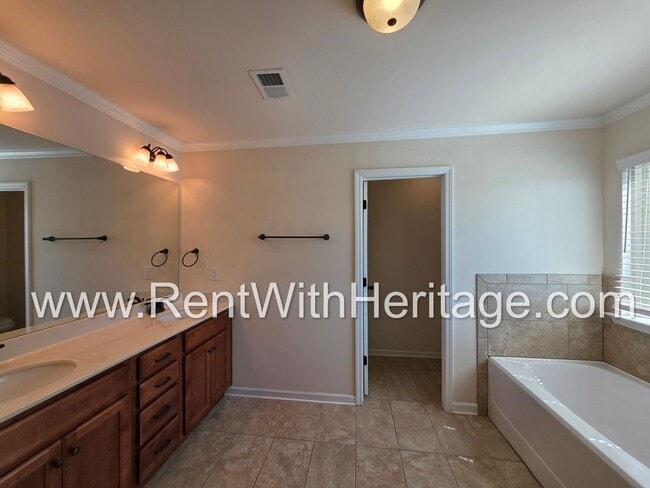 Building Photo - ABSOLUTELY BEAUTIFUL 5 BEDROOM/ 4.5 BATH HOME YOU DONT WANT TO MISS.