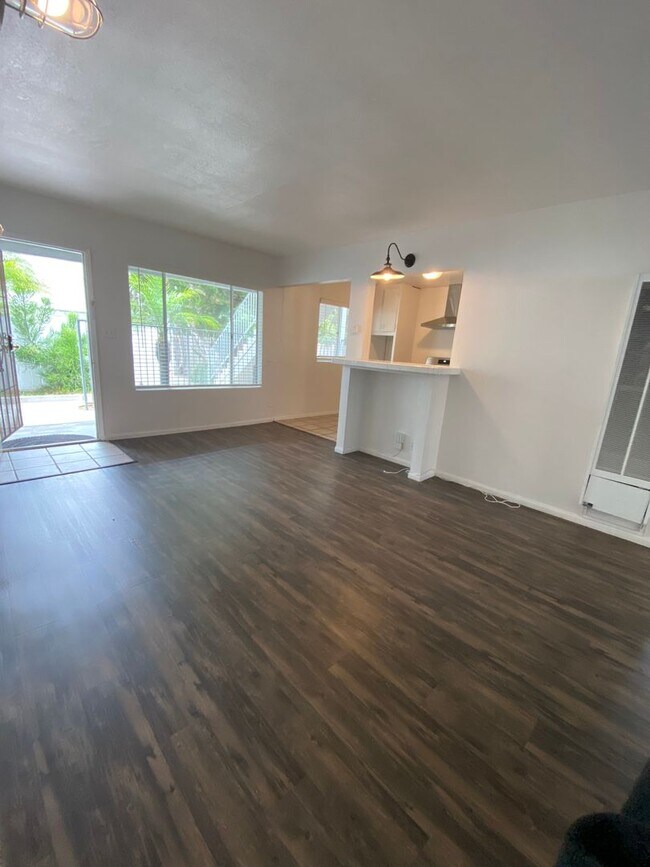 Building Photo - Cozy 2-Bedroom Apartment Just Steps from the Ocean Bluffs!