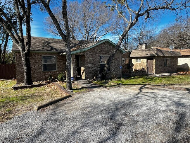 Building Photo - Perfect Rental for Families — Great Location!