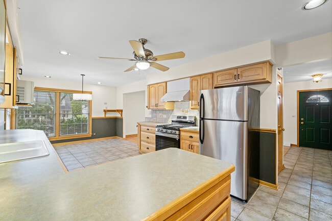 Building Photo - 421 N Elm St