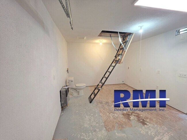 Building Photo - ONE OF A KIND STUIDO & GARAGE/SHOP INCLUDED!!!!