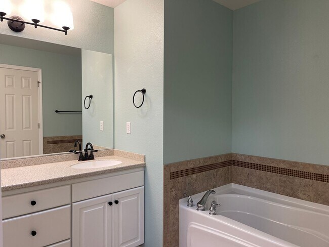 Building Photo - In town Poulsbo neighborhood large 4 bedroom now available