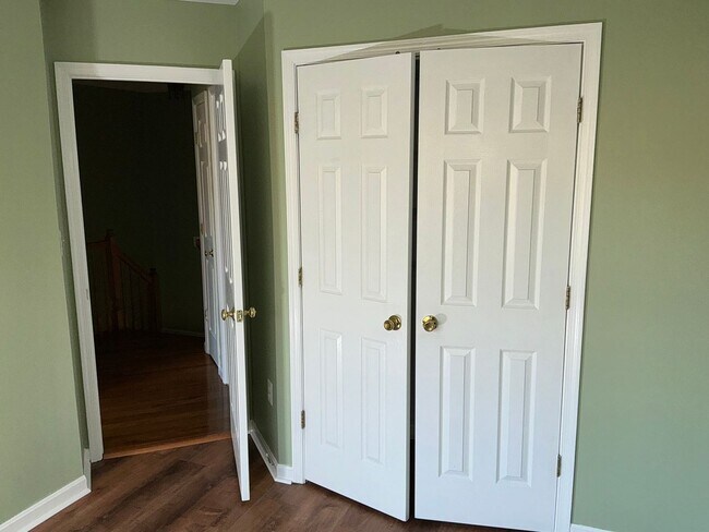 Building Photo - Beautiful 3BR 3.5BA 3 level townhome locat...