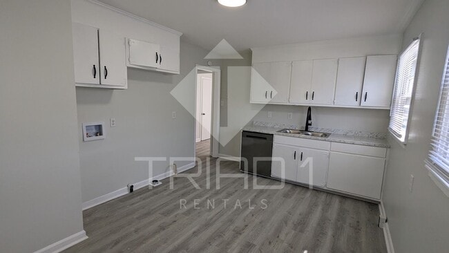 Building Photo - Renovated 3bed/1bath in Greensboro!