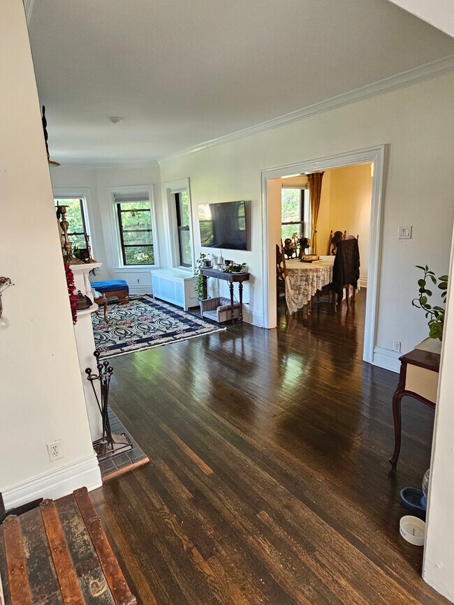 Building Photo - 539 W Brompton Ave