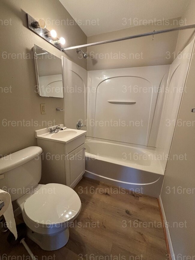 Building Photo - 2 bed 1 bath house available!