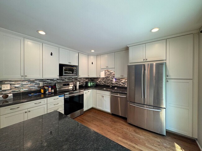Building Photo - Lovely 4 Bed 3.5 Bath On Single Family Hom...
