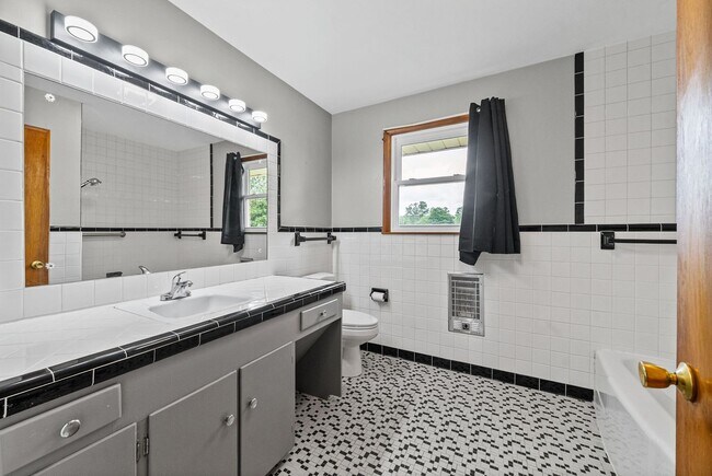 Building Photo - Pet Friendly Two Bedroom!