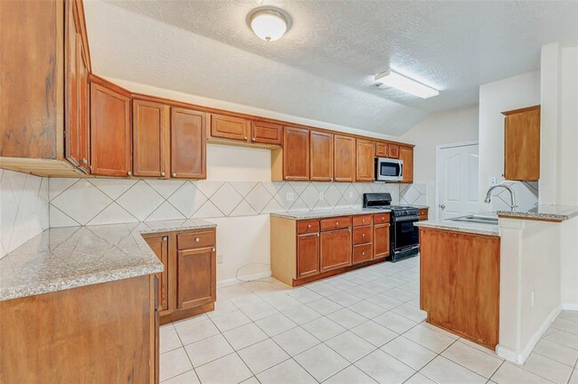 Building Photo - 22915 Sebastian Dr