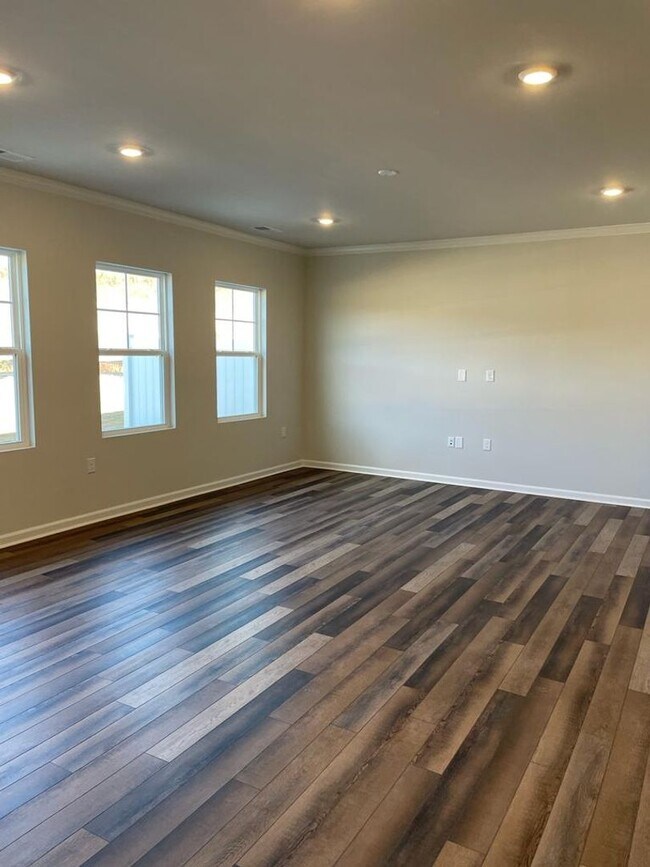 Building Photo - **OFFERING REFUNDABLE APPLICATION FEES** Stunning Newly Built 3BD, 2.5BA Raleigh Townhome in an H...